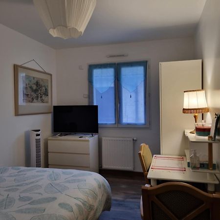 1 Chambre Pour 2 Personnes "Chez L'Habitant" Maison Possede Un Petit Chien Quincy-Voisins Exteriör bild