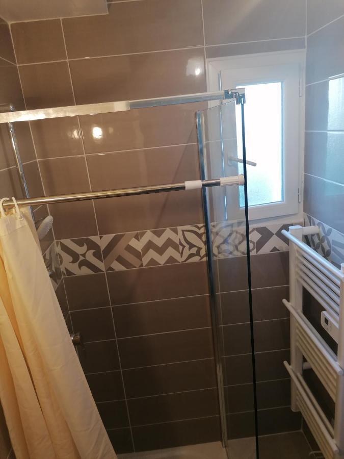 1 Chambre Pour 2 Personnes "Chez L'Habitant" Maison Possede Un Petit Chien Quincy-Voisins Exteriör bild