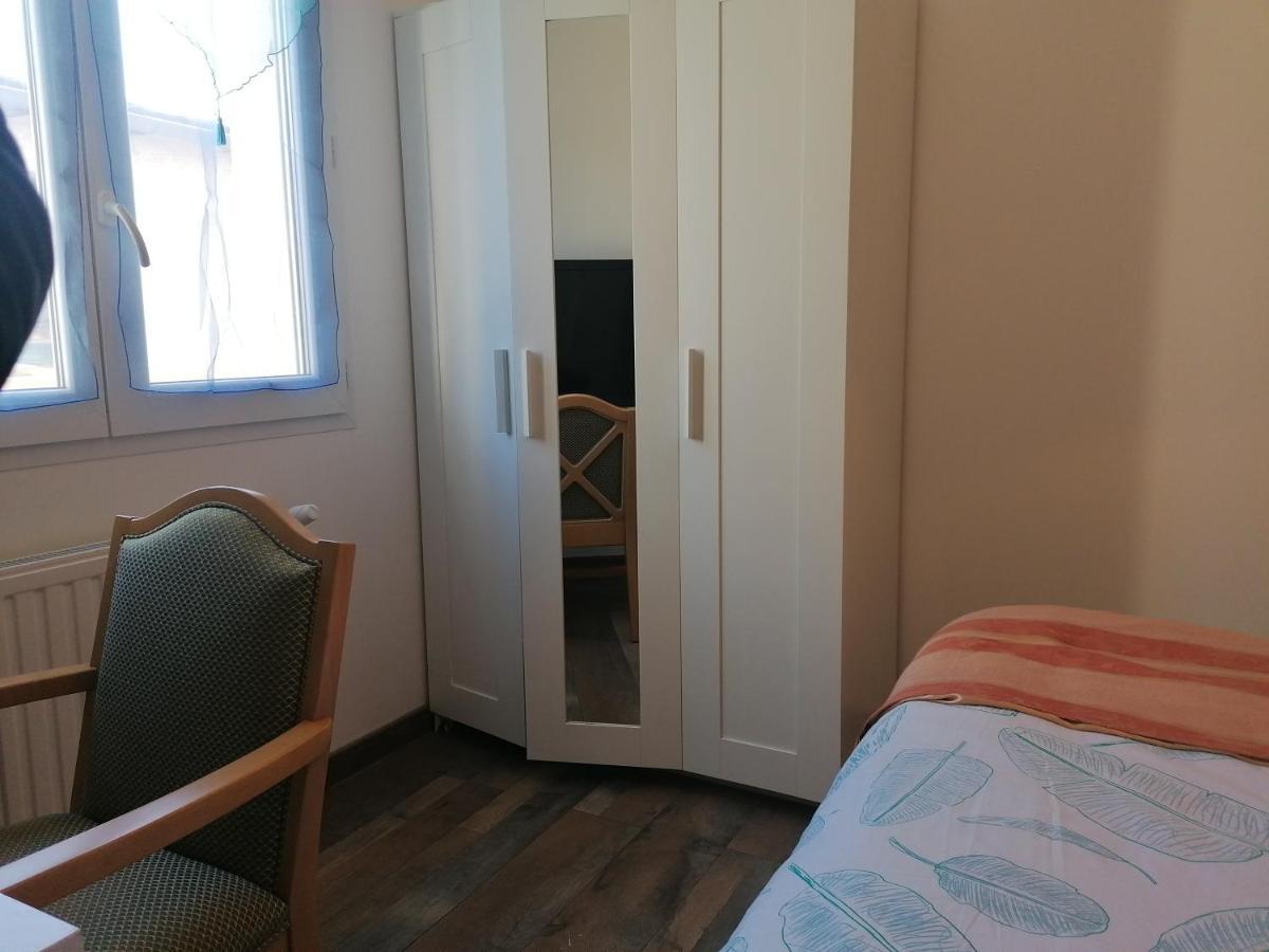 1 Chambre Pour 2 Personnes "Chez L'Habitant" Maison Possede Un Petit Chien Quincy-Voisins Exteriör bild
